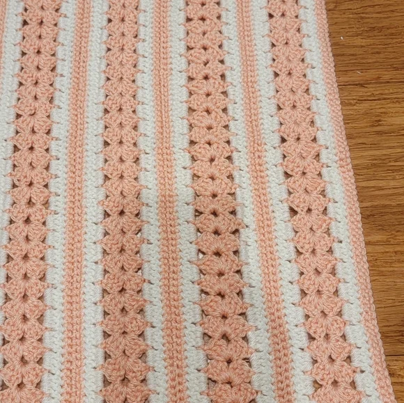 Hand Crochet Vintage Baby Blanket Throw,Salmon & White Color Scalloped Edge - Picture 10 of 13
